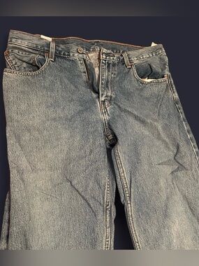 Levi’s 550 Light Wash Denim Jeans
Size 34x30
